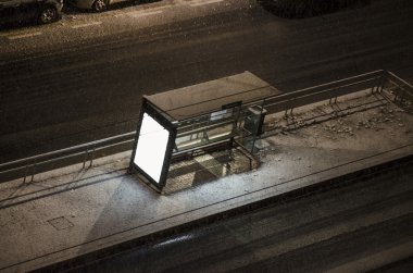 akşam otobüs durağında boş billboard