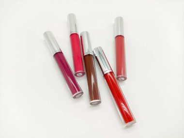 Beyaz bir arkaplanda çok renkli sıvı ruj grubu.