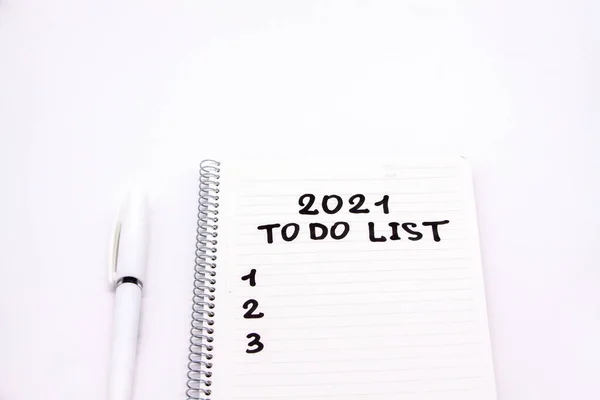 Anteckningsblock inskrivet 2021 att göra lista med en penna på en vit bakgrund närbild — Stockfoto