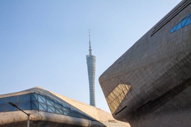 Şehir kulesinin ve modern şehir binalarının manzarası. Çağdaş kavram