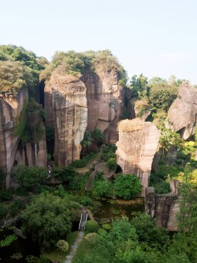 Yeşil bitkilerdeki dağlar, yaz manzarası.