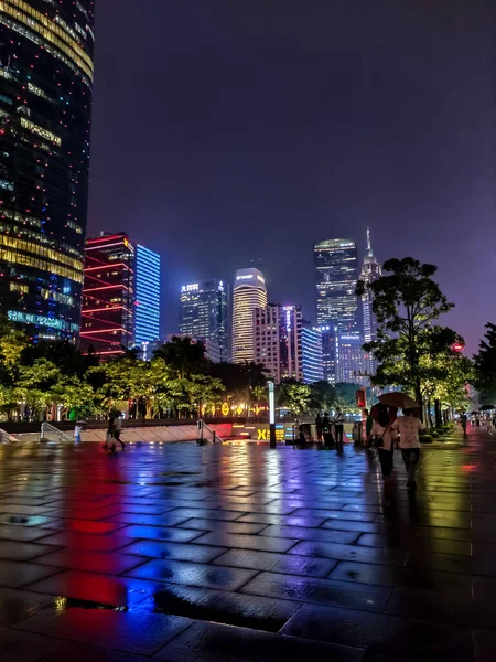 Guangzhou, Kina - September, 7, 2020: Människor vandrar Guangzhou stadens centrala torg på kvällen efter regn — Stockfoto