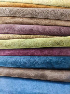 Yığılmış renkli süet kumaş, yakın çekim, süet malzemeler.