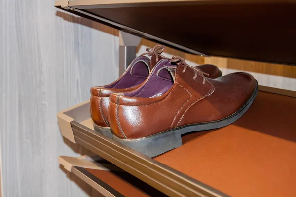 Zapatos clásicos de cuero marrón para hombre en la estantería, accesorios con estilo para hombre, concepto de moda —  Fotos de Stock
