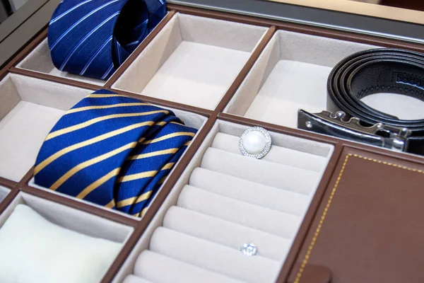 Accesorios para hombre en el cajón del armario: correa de cuero, corbata Imágenes de stock libres de derechos