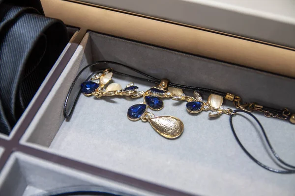 Baratija de joyería se mantiene en el cajón del armario, accesorios de moda Imagen de stock