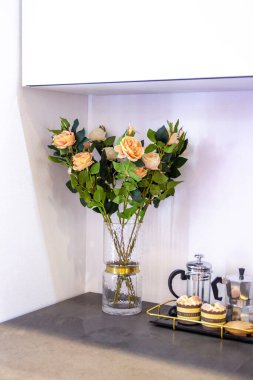 Mutfak tezgahında güller, temiz, basit, modern bir mutfak. 