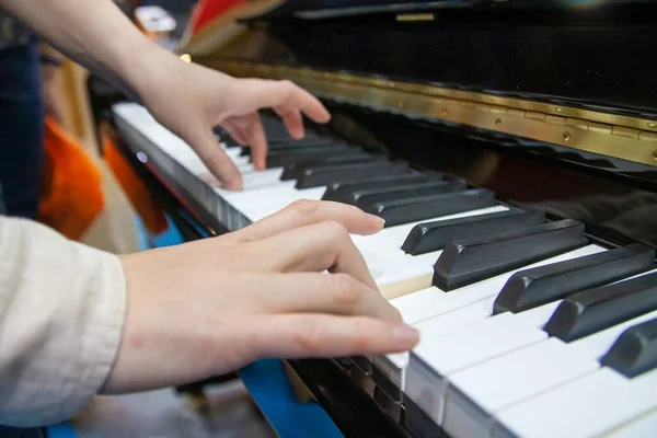 손을 감고 피아노, 미술, 음악 연주를 하는 모습 — 스톡 사진