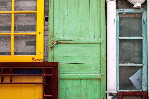 Puertas y ventanas de madera antiguas coloridas, instalaciones de arte, fondo, espacio de copia Imágenes de stock libres de derechos
