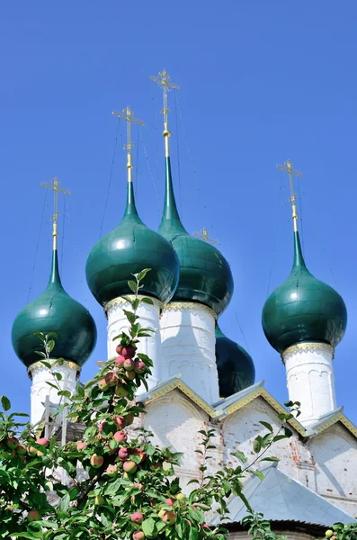 Bonita cúpula de iglesia cristiana con almuerzo de manzana frente a ella . — Foto de Stock