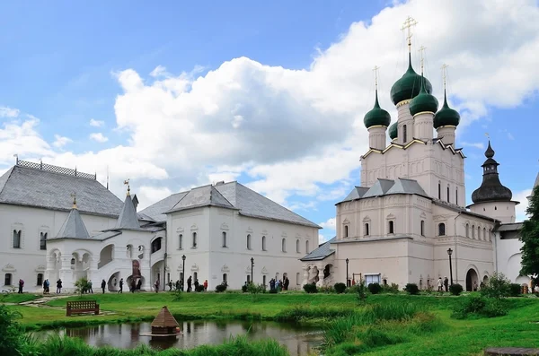 Rostov el Grande, Kremlin, Rusia. Cámara roja e iglesia Juan teólogo . — Foto de Stock