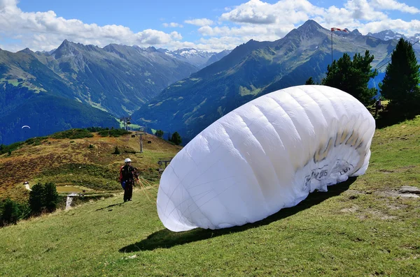Yamaçparaşütü beyaz paraşüt - Mayrhofen, Avusturya tarihinde 28 Ağustos 2014 ile.