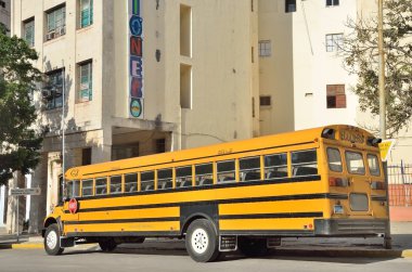 Havana, Küba'da sarı okul otobüsüne on 29 Nisan 2012.