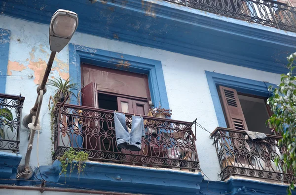 Balcón en La Habana Vieja, Cuba con jeans azules - el 28 de abril de 2012 . —  Fotos de Stock
