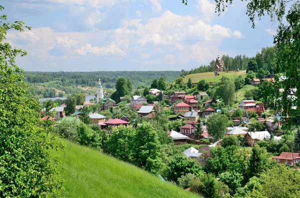 Vista da colina para a aldeia no rio . — Fotografia de Stock