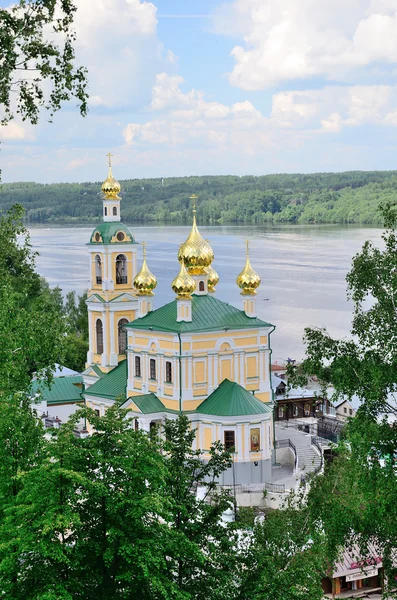 Plyos, Rusia. Iglesia de la Resurrección sobre el río Volga . — Foto de Stock