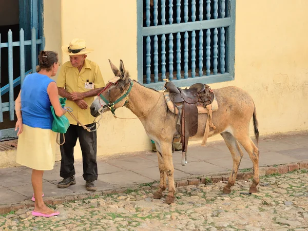 Un hombre y una mujer en Trinidad, Cuba en Mayo 3, 2014 —  Fotos de Stock
