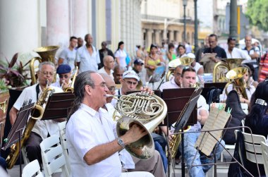 Bir müzisyenle bir orkestra Havana, Küba üzerinde 10 Mayıs 2013 yılında Fransız kornosu.