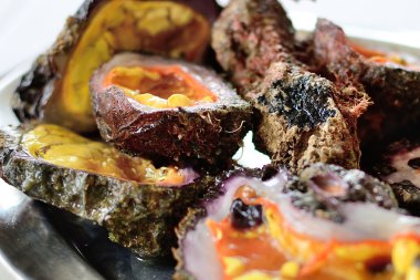 Yunan denizi arasında taze kabuklu deniz ürünleri.