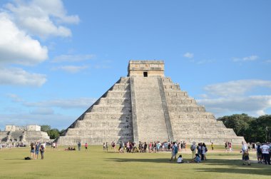 Chichen Itza, Meksika-Aralık 10,2014: Antik Maya piramit Kukulcan temple Chichen Itza Meksika üzerinde 10 Aralık 2014 yakınındaki tanımlanamayan turist.