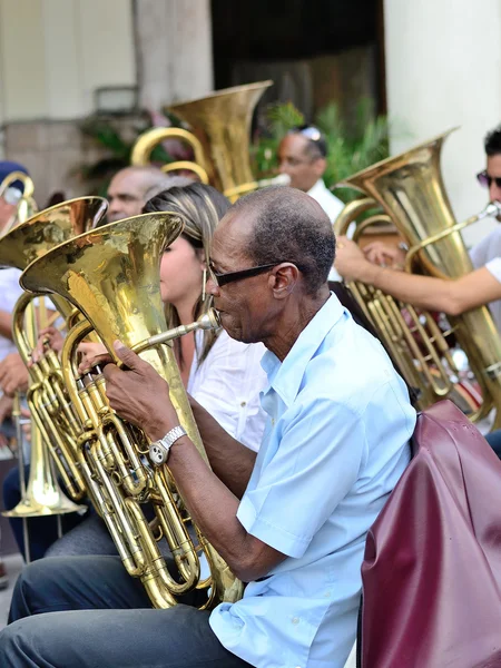 Musicien avec un tube dans un orchestre à La Havane, Cuba le 10 mai 2013 . — Photo