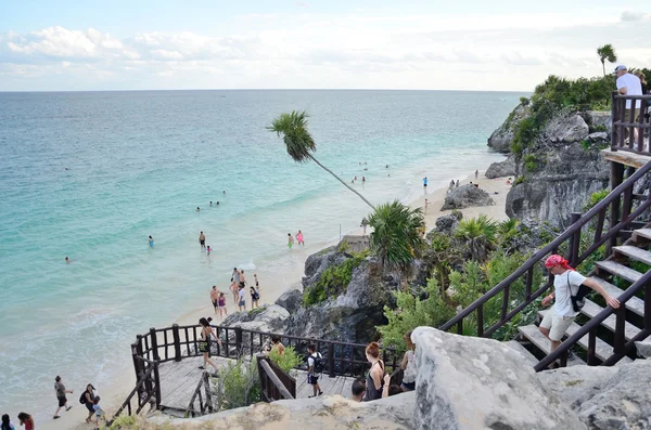 TULUM, MEXIQUE - 11 DÉCEMBRE 2014 : Personnes non identifiées sur la plage près des ruines de Tulum au Mexique le 11 décembre 2014 . — Photo