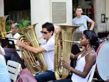 Central Park Meydanı üzerinde 10 Mayıs 2013 yılında Havana, Küba'da bir orkestrada bir tüp ile müzisyenler.