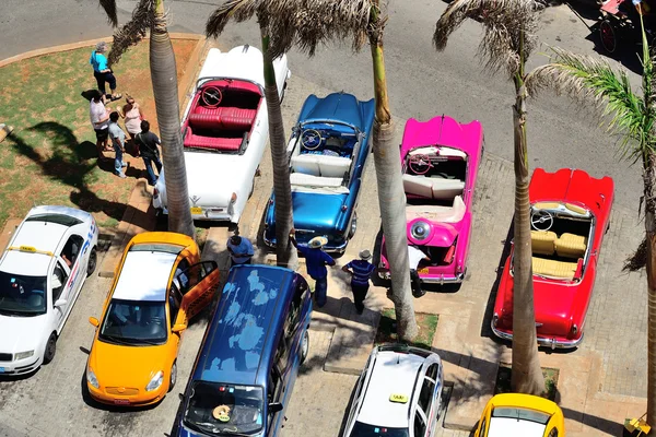 Retro auto's in Havana. — Stockfoto