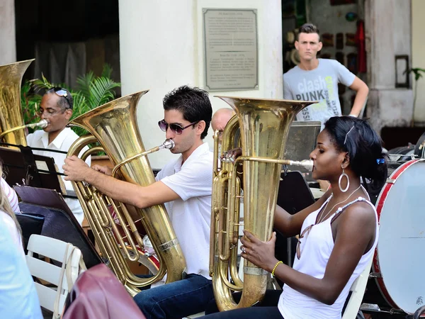 Музыканты с трубками в оркестре в Гаване, Куба на площади Центрального парка 10 мая 2013 года . — стоковое фото