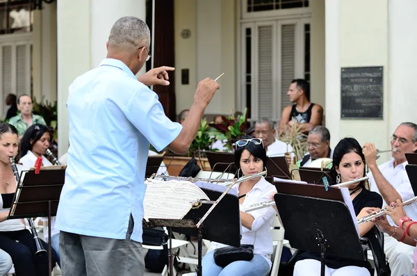 The conductor with brass band in Havana,  Cuba in Central Park square on May 10, 2013. — Stock Photo, Image
