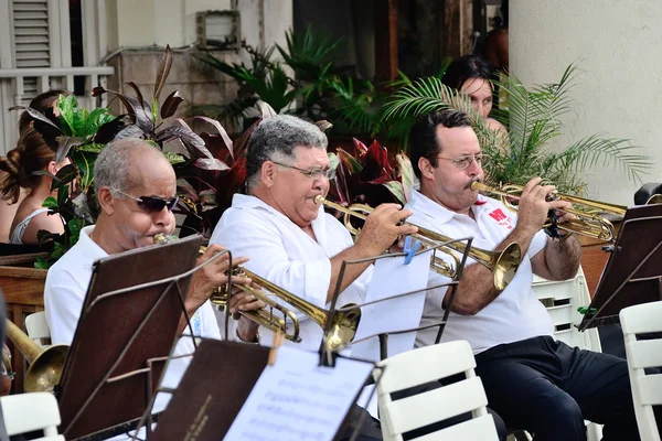 Musicisti con trombe in un'orchestra . — Foto Stock