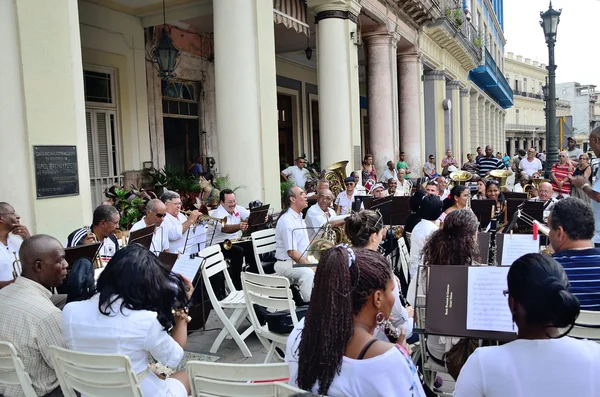 Een brass band op de straten van Havana in Havana, Cuba in Central Park plein op mei 10, 2013. — Stockfoto