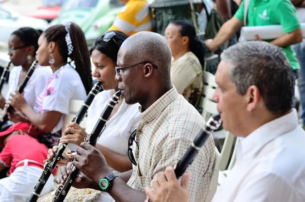 Musician with clarinet in an orchestra in Havana,  Cuba in Central Park square on May 10, 2013. — Stock Photo, Image