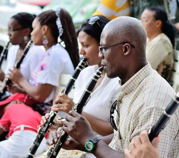 Musicians with clarinet in an orchestra in Havan, Cuba in Central Park square on May 10, 2013. — Stock Photo, Image
