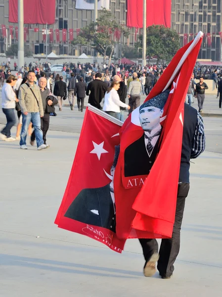 Een persoon met vlaggen met portretten van Ataturk in Turkije. — Stockfoto