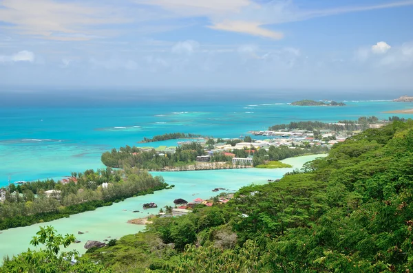 Luftaufnahme zu Luxusresidenz und Yachthafen auf der Insel Eden. — Stockfoto