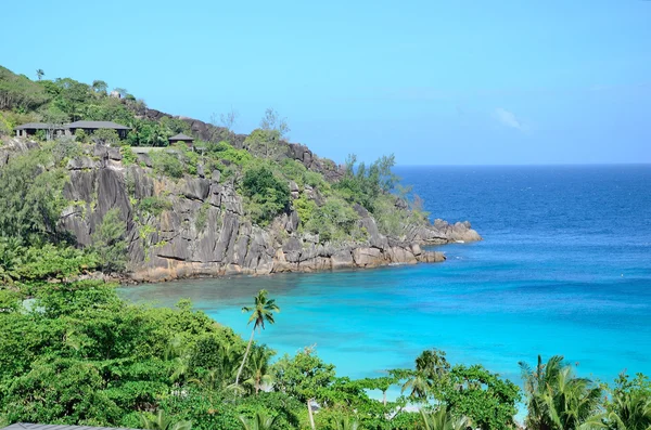 Felsküste auf den Seychellen. — Stockfoto