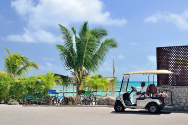Adamcağız araba bekleyen istemciler. La Digue, Seyşel Adaları - Eylül 1, 2