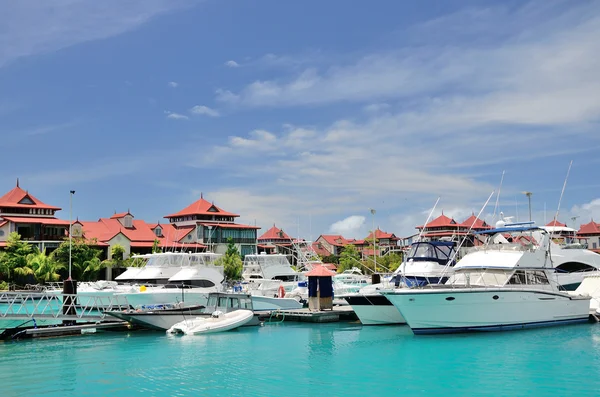 Luxusyachten im Yachthafen der Insel Eden, Seychellen. — Stockfoto