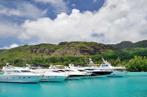 Luksusowych jachtów w marinie Eden Island, Seszele. — Zdjęcie stockowe