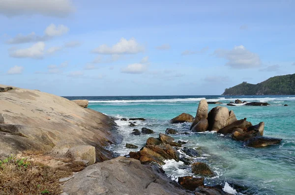 Felsküste auf den Seychellen — Stockfoto