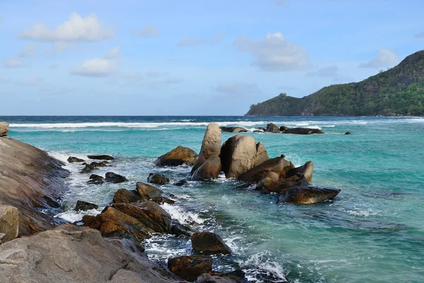 Felsküste auf den Seychellen — Stockfoto