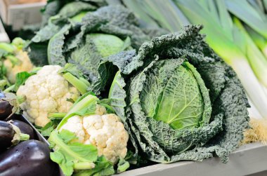 Karnabahar, savoy lahana, patlıcan ve pırasa piyasada.