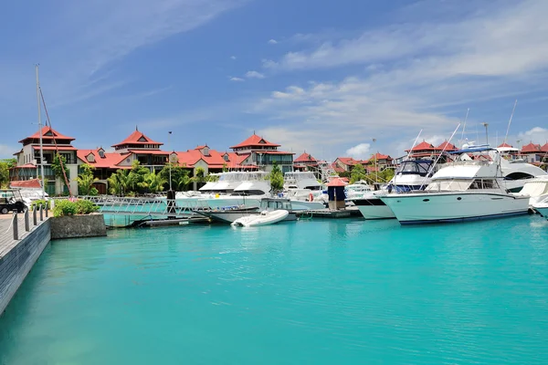 Lyx uppehållstillstånd och marina på eden island, Seychellerna. Royaltyfria Stockfoton
