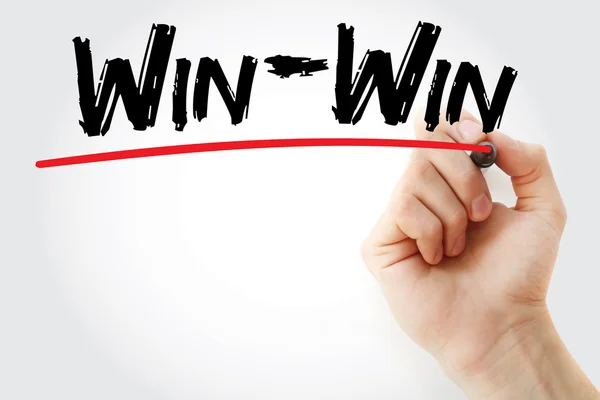 Рука пишет Win-Win с маркером — стоковое фото