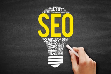 SEO (arama motoru optimizasyonu) ampul kelime bulutu, karatahta iş kavramı