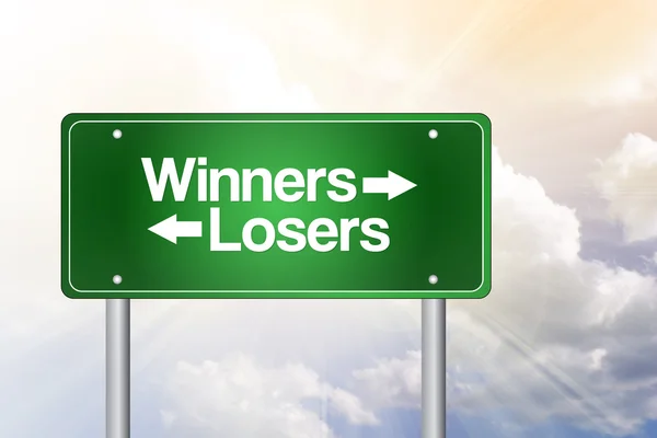 Zwycięzcy, przegranych zielony znak drogowy, biznes concep — Zdjęcie stockowe