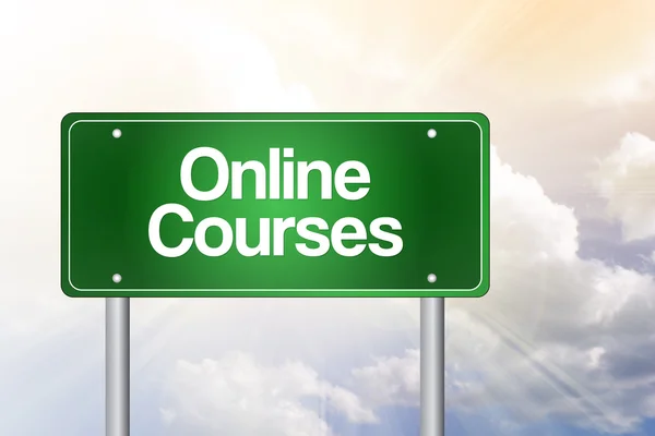 Online kurser grön vägskylt, business begreppsmässigt — Stockfoto