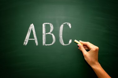 ABC harfleriyle el ve blackboar tebeşir