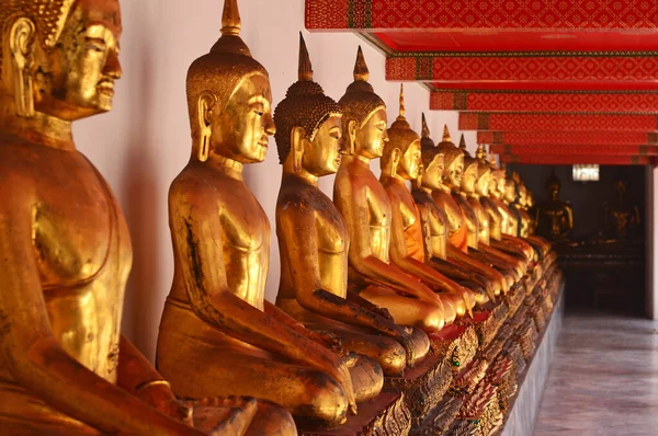 Una Fila Estatuas Buda Sentadas Oro Templo Wat Pho Bangkok —  Fotos de Stock